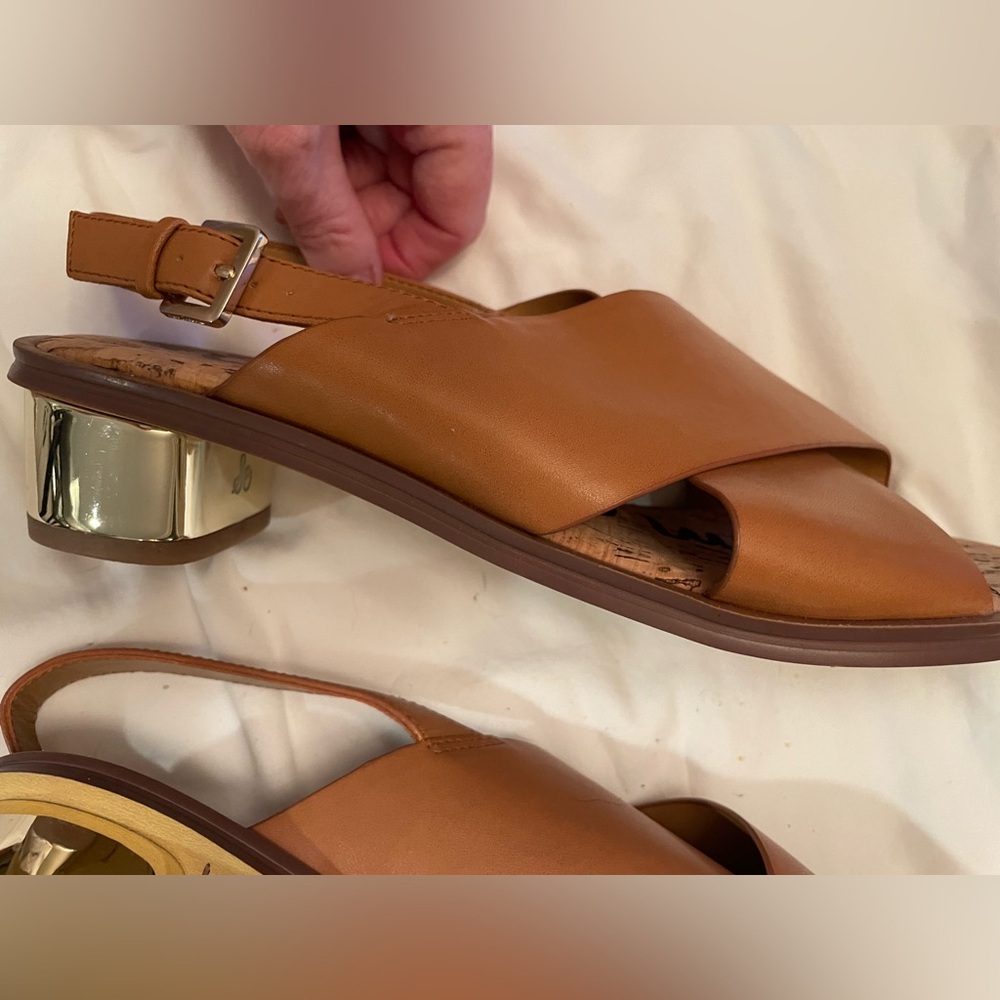 Very cute sandals with gold heels